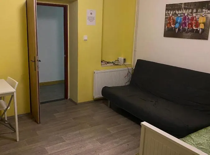 호스텔 이지 하우징 *